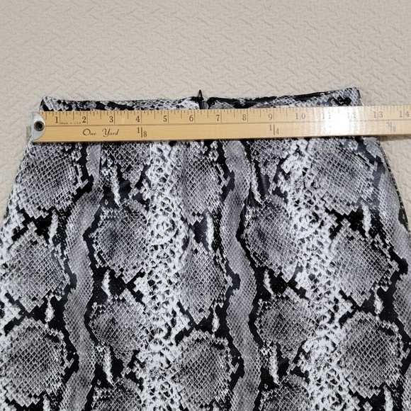 Forever 21 Snakeskin Print Faux Leather Skirt Black gray white Size Small - Picture 5 of 12